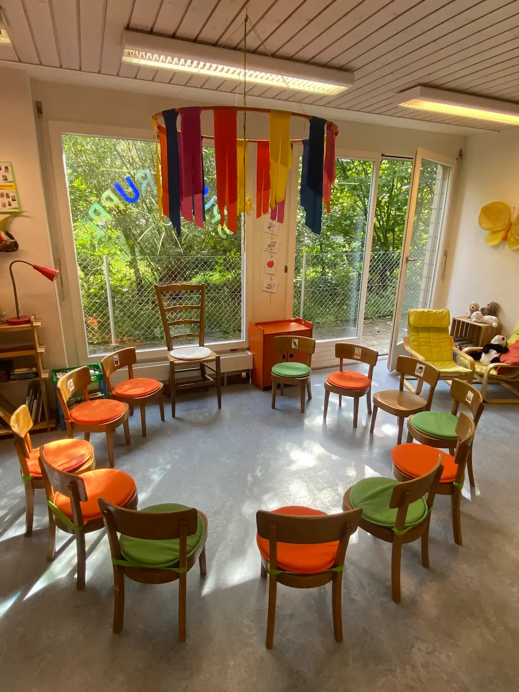 Spielgruppenkreis aus Stühlen