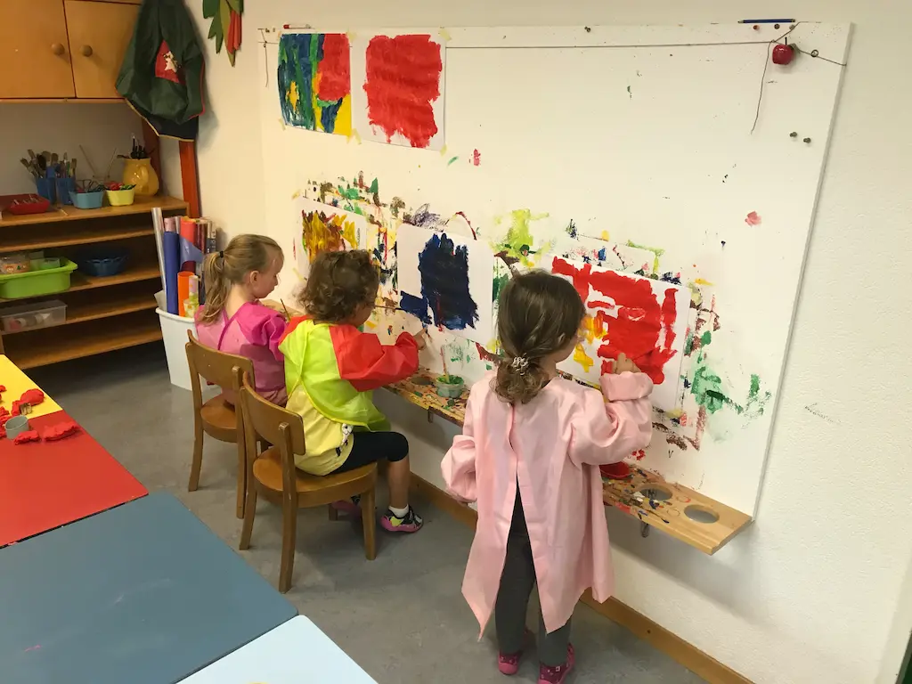 Kinder Malen an Malwand