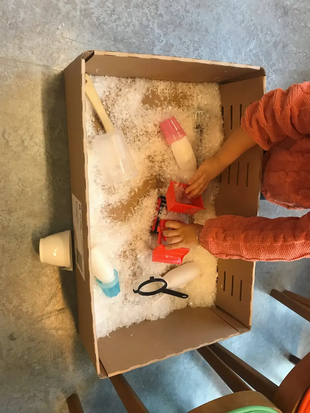 Kinder Spielen mir Spielschnee