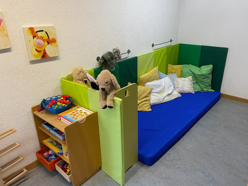 Sofaecke mit Büchern und Kuscheltieren